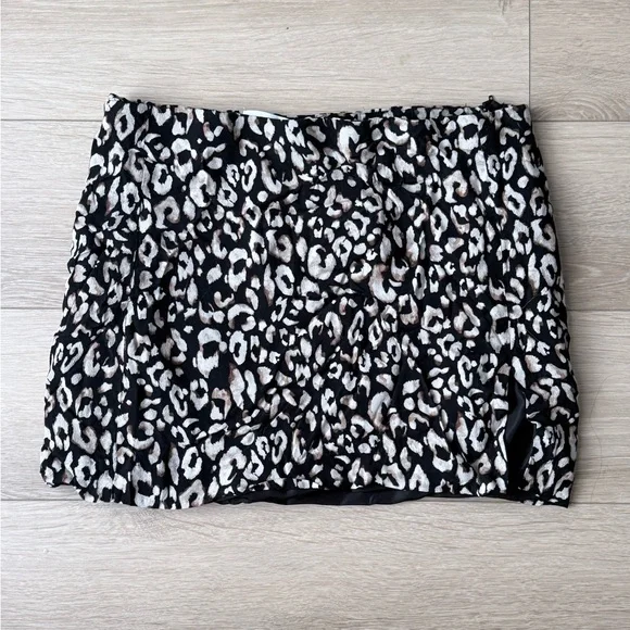 H&M Black and White Animal Print Mini Skirt - Picture 1 of 6